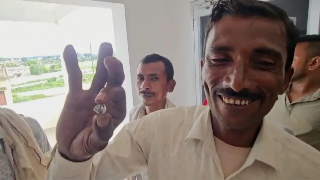 Indian labourers dream of striking it rich after '$52,400' diamond find