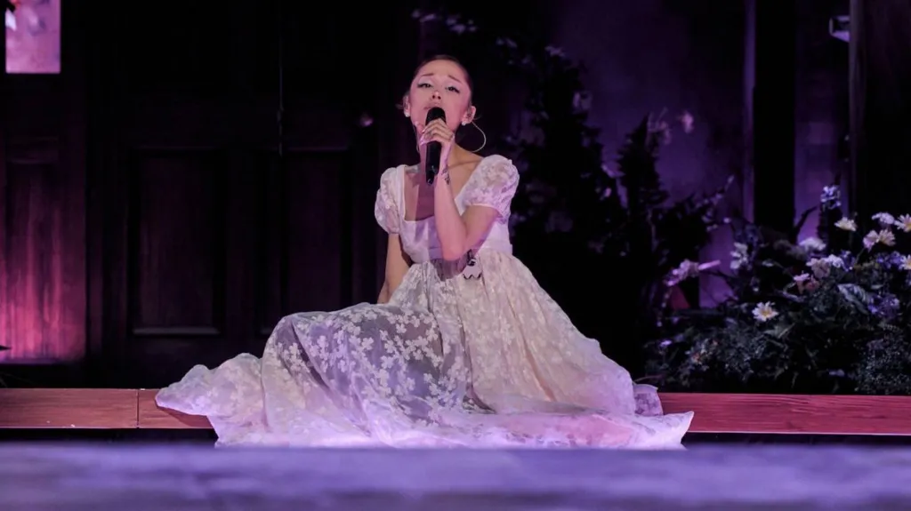 Ariana Grande leaves problems at home as...