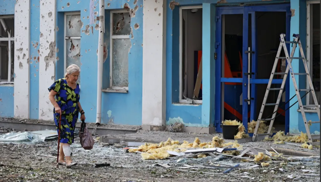 Ukrainian strikes kill six in Russia,...