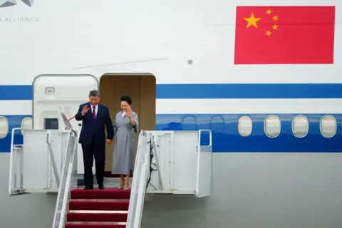 EPA China's leader Xi Jinping and Chinese First Lady Peng Liyuan disembark an Air China Boeing aircraft upon arrival at Joint Base Andrews.