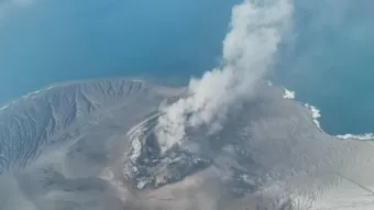 Volcano eruption leaves 150,000 passengers stranded in Indonesia