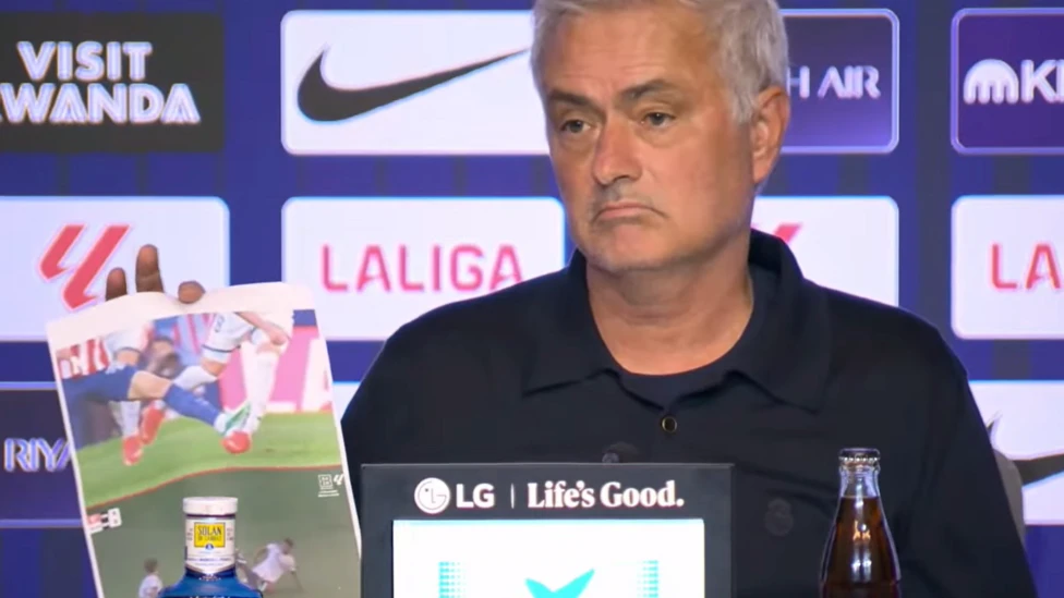 Mourinho prints out ‘red card’ incidents...