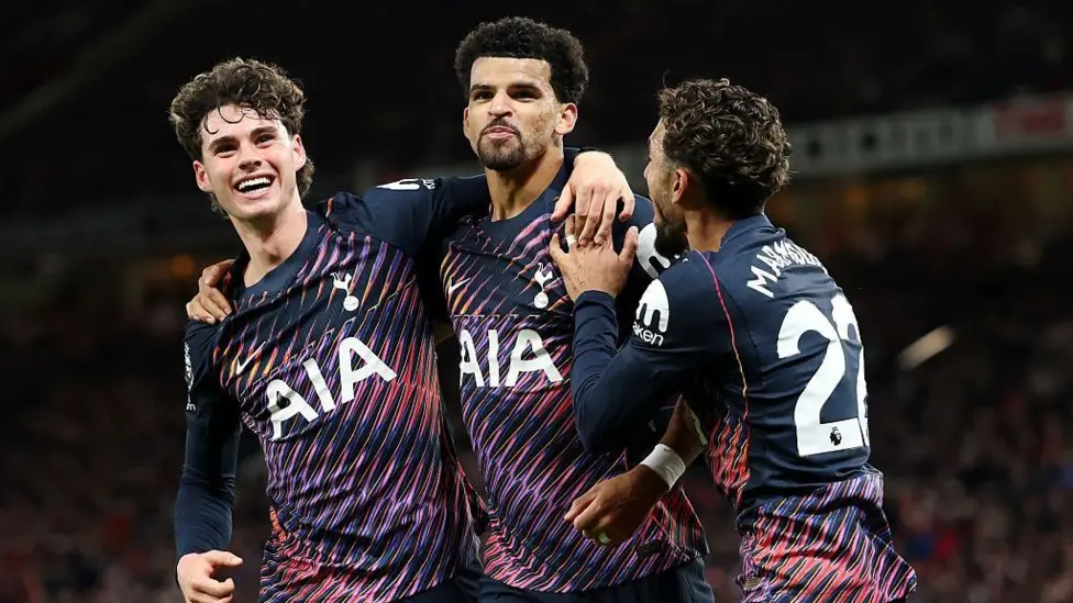 Late Solanke strike salvages 10-man Spurs...