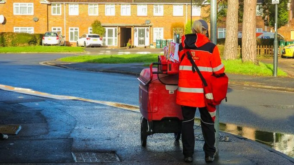 Royal Mail losing 400 postal workers a...